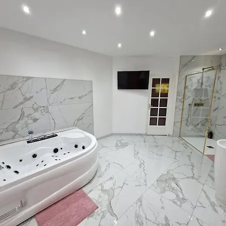 Maison Chic Avec Jacuzzi Sur Oise Yaospa60 Holiday home Nogent-sur-Oise